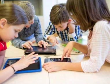 «Καμπανάκι» από επιστήμονες: Oι «έξυπνες οθόνες» αλλάζουν τη δομή του εγκεφάλου των παιδιών